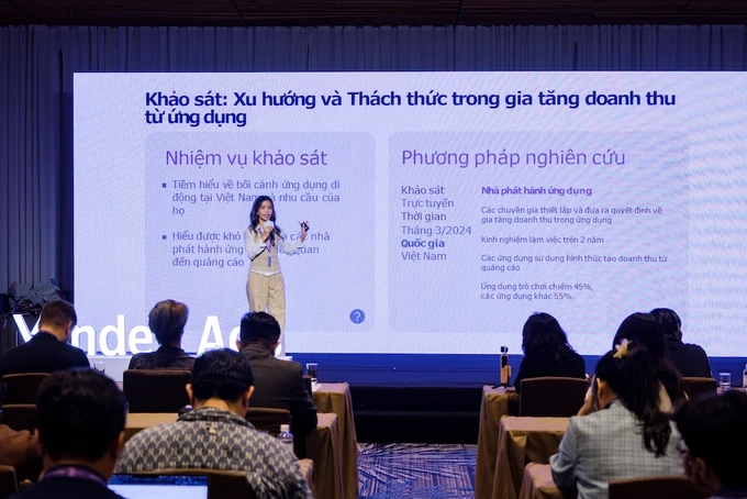 Bà Nana Phan giới thiệu về khảo sát “Xu hướng và Thách thức trong gia tăng doanh thu từ ứng dụng tại Việt Nam” 1-29.JPG
