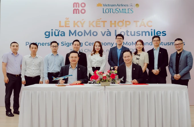 Lễ ký kết giữa MoMo và Vietnam Airlines. 5. Đại diện Vietnam Airlines và MoMo đặt bút ký kết, chính thức triển khai chương trình liên kết đổi thưởng 2 chiều.jpg