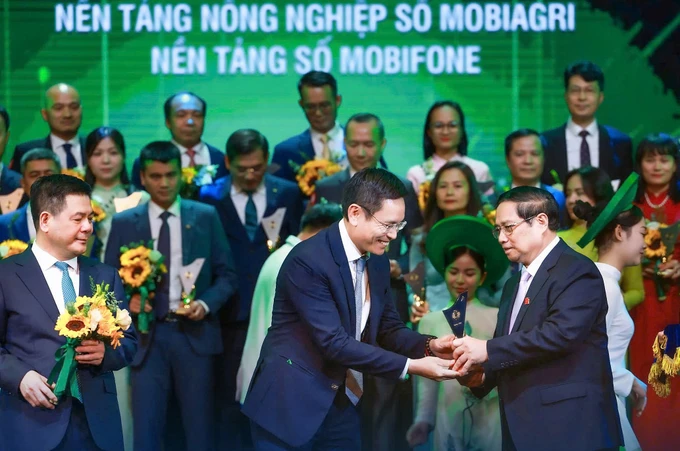 Thủ tướng Chính phủ Phạm Minh Chính trao tặng giải thưởng Thương hiệu Quốc gia Việt Nam 2024 cho ông Nguyễn Hồng Hiển, Chủ tịch HĐTV Tổng công ty Viễn thông MobiFone ảnh 1-16.jpg
