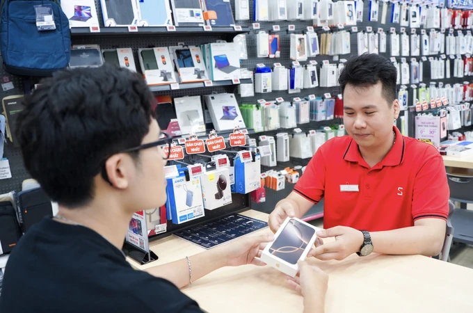 Khách hàng CellphoneS nhận iPhone 16. Ảnh màn hình 2024-09-27 lúc 00.36.07.png