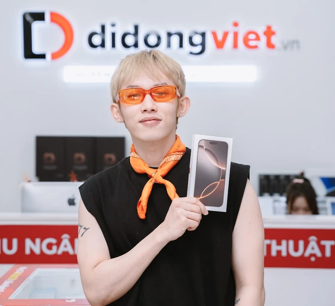 Kay Trần với style chất lừ check-in bên iPhone mới Ảnh màn hình 2024-10-10 lúc 12.29.32.png