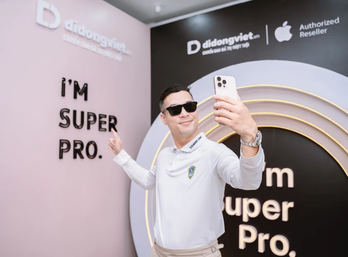 Trương Thế Vinh trải nghiệm chụp ảnh ngay khi “đập hộp” iPhone 16 Pro Max tại Di Động Việt Ảnh màn hình 2024-10-10 lúc 12.29.49.png