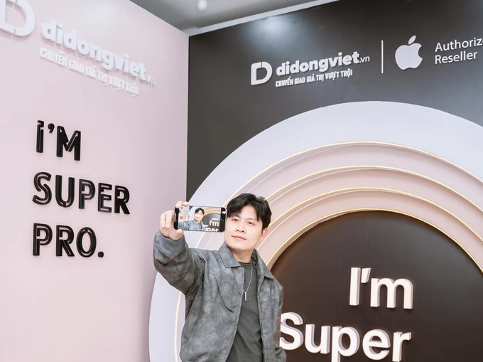 Khách hàng mua iPhone 16 tại Di Động Việt
