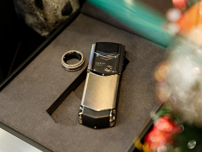 Mẫu Smart Ring của Vertu cũng được khách hàng ưa chuộng chọn làm quà tặng kèm với điện thoại Vertu DSC00149.png