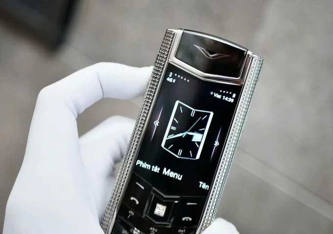 Vertu Signature với chế tác đá quý Hàng trôi nổi rao bán trên thị trường-2.jpg