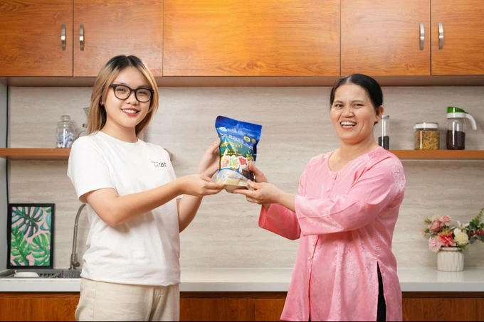 Nếp Quýt - đặc sản nổi tiếng của huyện Đạ Tẻh, tỉnh Lâm Đồng được trao cho khách hàng. minh-tuan-mobile-uu-dai-tet-2025-01.jpg