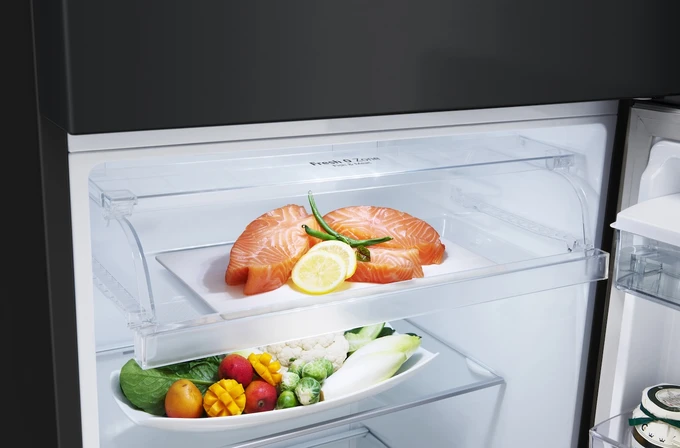 Tủ lạnh ngăn đá trên được tối ưu không gian ngăn mát mà vẫn giữ ngăn đông rộng rãi VT4_AutoIceMaker_Best_GN-F452PQAK_EP_Fresh0Zone.jpg