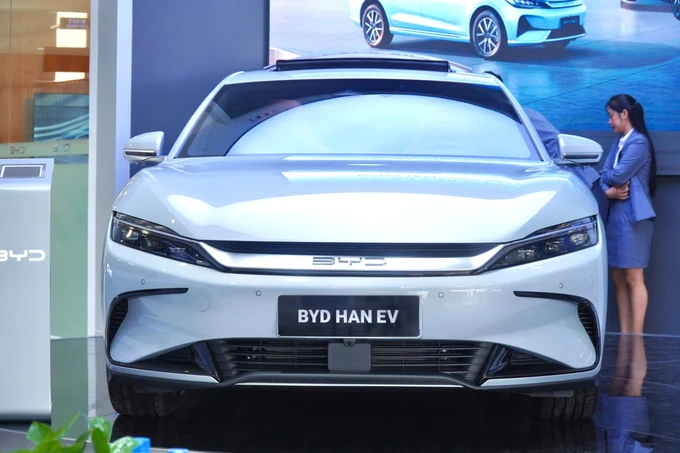 Một trong những mẫu BYD Han trưng bày tại showroom NEG An Giang z5994731457475_2cde6d6a7a216bbf724bcd2a102ec9ef.jpg