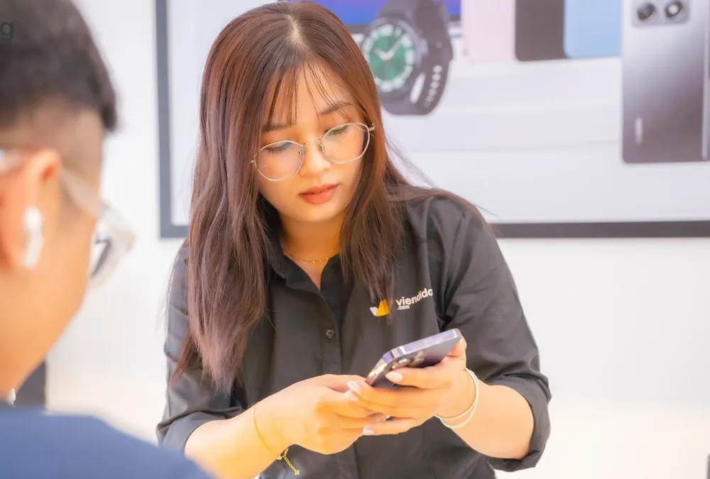 Khách hàng mua các sản phẩm công nghệ tại hệ thống cửa hàng Viện Di Động.