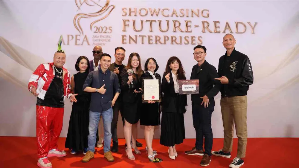 Đại diện Logitech và những người làm nội dung cho các sản phẩm của hãng này nhận giải thưởng