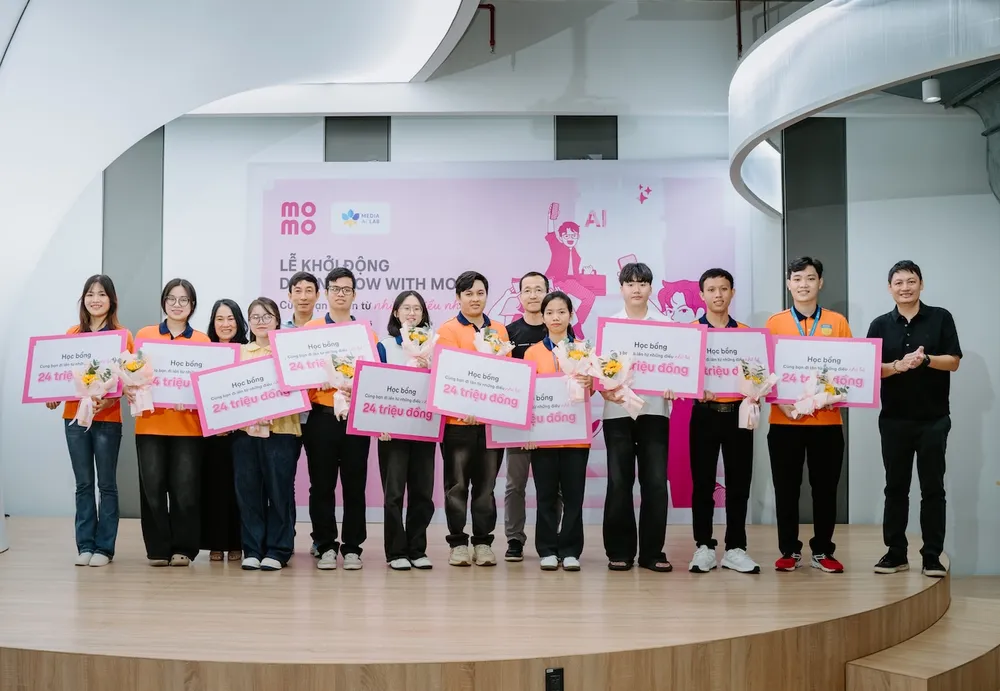 Tại Lễ Khởi động dự án, 10 bạn sinh viên đã nhận phần học bổng giá trị từ “Grow with MoMo”.