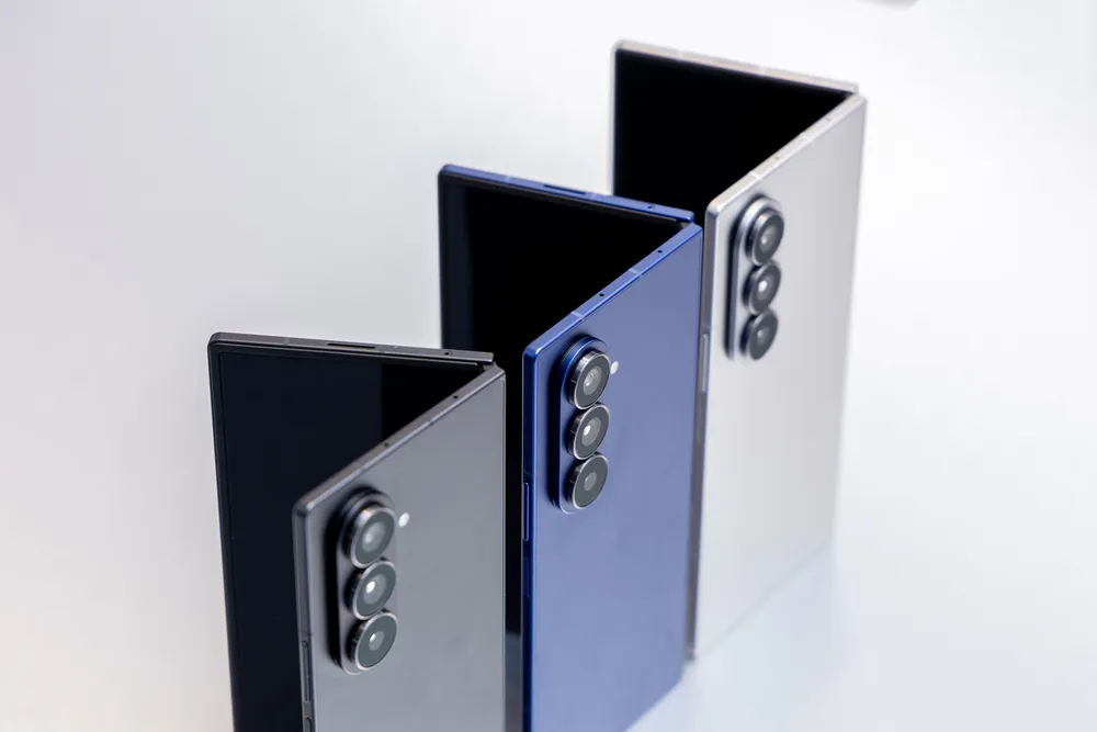 15. Khối lượng chỉ 215 gram, nhẹ hơn cả S25 Ultra.jpg