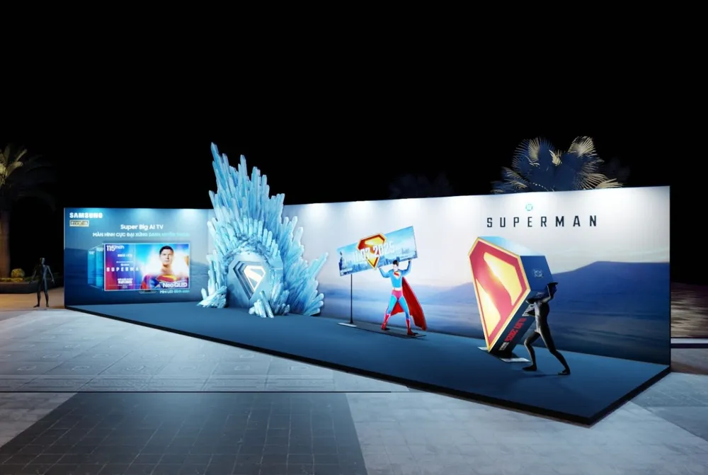 Là một phần trong chuỗi hoạt động hợp tác quảng bá phim Superman, Samsung đã bố trí không gian trưng bày mô hình Pháo Đài Cô Độc của Superman, với mô phỏng kích thước thực tế giúp người dùng hình dung kích cỡ TV khổng lồ.