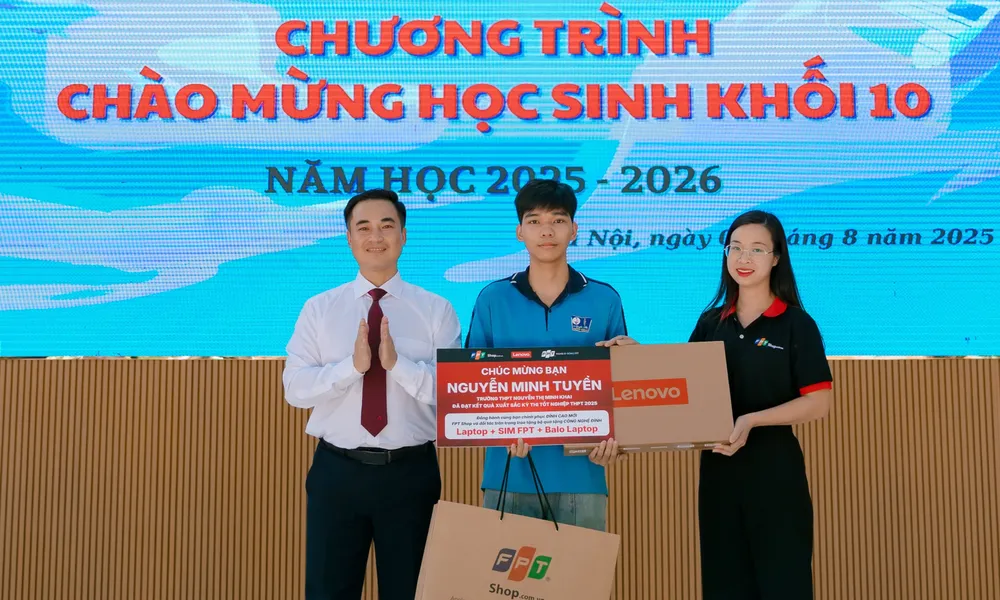 FPT Shop thường xuyên trao học bổng cho sinh viên nhân mùa tựu trường.