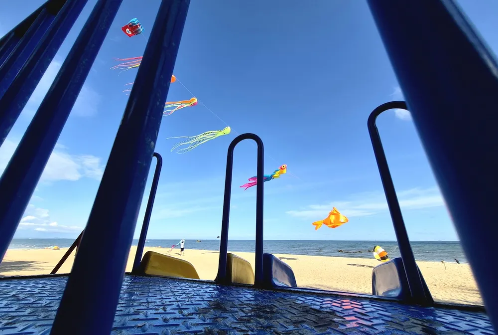 Hình ảnh trên Galaxy S25 FE luôn sống động với bầu trời xanh, những cánh diều đầy màu sắc