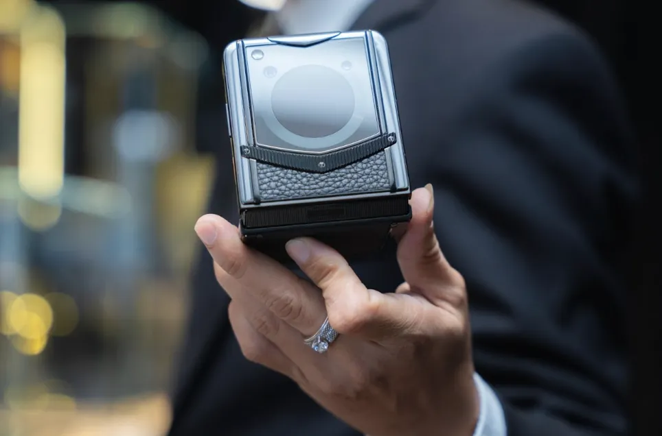 Mẫu điện thoại gập đắt nhất thế giới sẽ chính thức ra mắt tại Việt Nam vào đầu năm 2025 Ảnh màn hình 2025-01-02 lúc 17.57.02.png