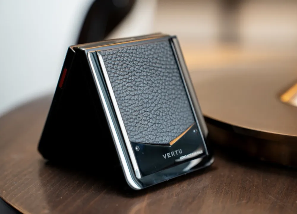 Ironflip hiện là chiếc điện thoại gập thu hút người dùng đặc biệt.