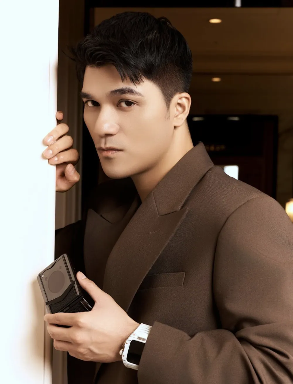 Ironflip nhanh chóng trở thành món trang sức thời thượng được giới thượng lưu ưa chuộng Ảnh màn hình 2025-01-02 lúc 17.57.31.png