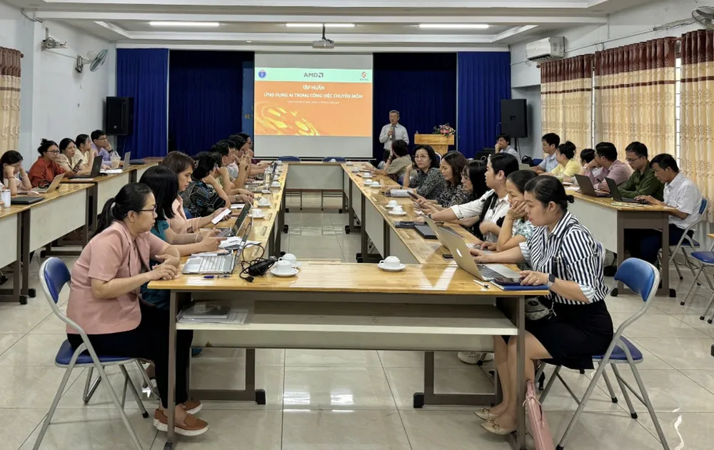 Cán bộ, công nhân viên Sở Y tế TPHCM tham gia lớp học ứng dụng AI vào công việc chuyên môn.