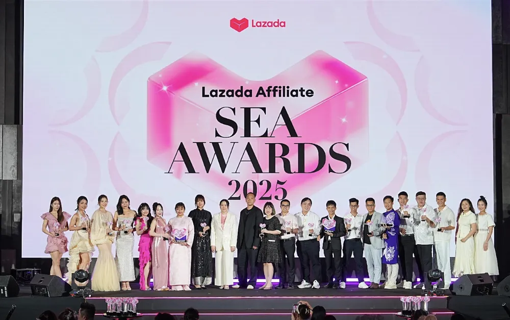 Các đối tác tiếp thị xuất sắc của Lazada Việt Nam nhận cúp tại lễ trao giải Lazada Affiliate Đông Nam Á 2025