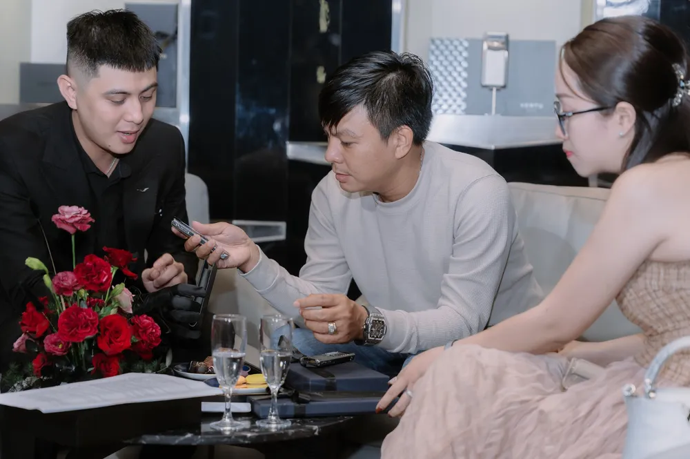 Khách hàng từ Đà Nẵng vào TPHCM nhận máy tại store Vertu Việt Nam Ảnh màn hình 2025-06-29 lúc 13.37.51.png