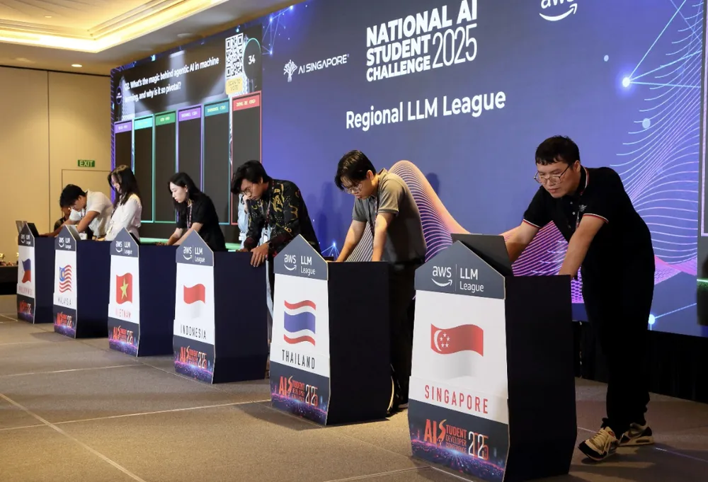 Các thí sinh tham gia giải đấu AWS Regional LLM League.