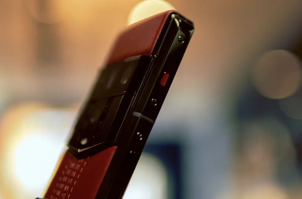 Vì sao Vertu vẫn giữ phím Ruby trong kỷ nguyên AI?