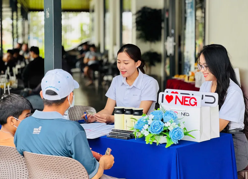 BYD NEG Tiền Giang - khách hàng đăng ký lái thử BYD M6 tại BYD NEG Tiền Giang.jpg