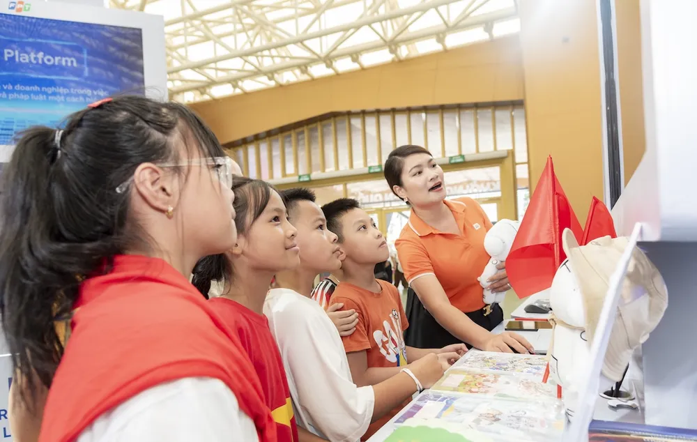 Các bạn nhỏ hào hứng tại gian hàng sản phẩm VioEdu và Meduverse.JPG