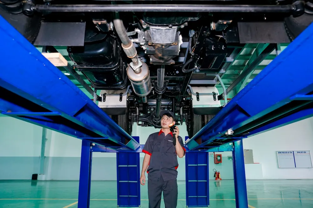 Trong giai đoạn tiếp theo, ISUZU Việt Nam thực hiện bước chuyển mình chiến lược từ việc chỉ tập trung cung cấp phương tiện sang trở thành “nhà cung cấp giải pháp vận chuyển toàn diện”, hỗ trợ trọn vòng đời xe Cung cấp dịch vụ hậu mãi chất lượng cao .jpg