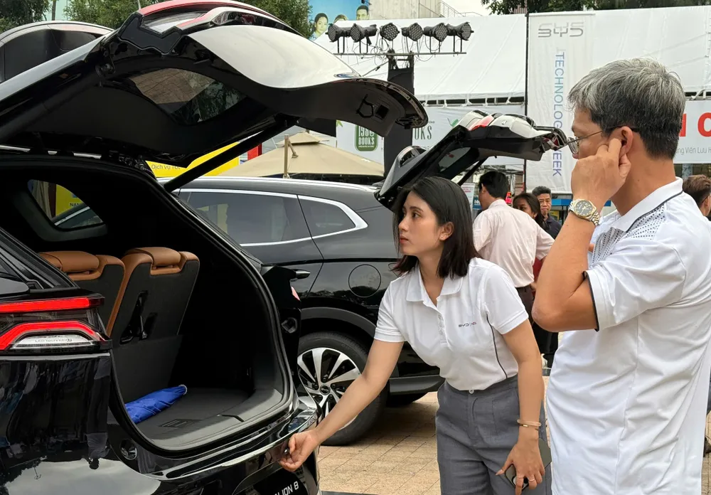 Đội ngũ nhân viên BYD NEG giới thiệu trực quan đến khách hàng các dòng xe BYD mới nhất d12039ed9f1828467109.jpg