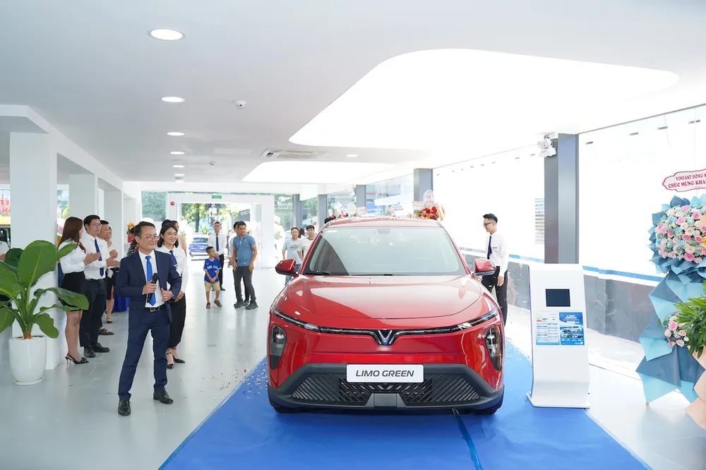 Showroom VFXanh Thủ Đức trưng bày mẫu xe VinFast Limo Green