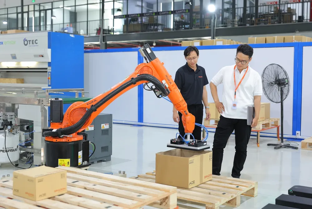 Đội ngũ chuyên viên Gradion đang tiến hành chạy thử robot tự động hoá.JPG