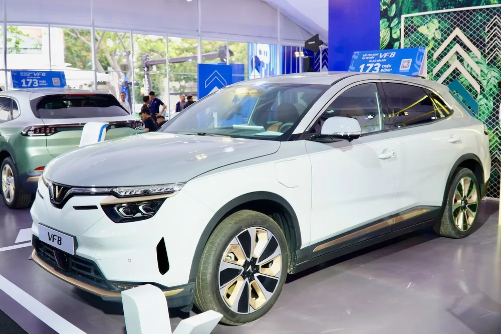 VF 8 ấn tượng với không gian giải trí đỉnh cao, màn hình 15.6 inch siêu rộng cho cả gia đình xem phim, nghe nhạc DSC03182.JPG