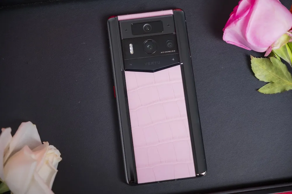 Metavertu 2 Generation Pink Alligator Leader với điểm nhấn là mặt lưng được chế tác từ chất liệu quý hiếm, tông màu nữ tính không kém phần sang trọng.