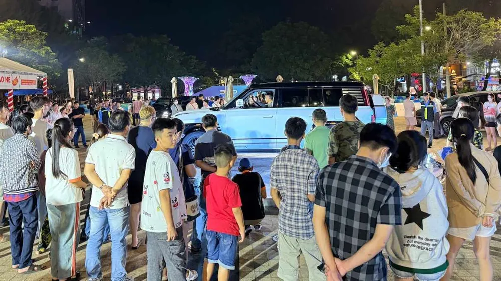 Đông đảo người tham gia thích thú với các màn trình diễn công nghệ của dòng xe BYD