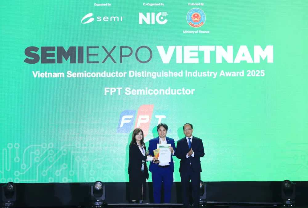 Đại diện Tập đoàn FPT nhận giải thưởng FPT nhan giai.JPG