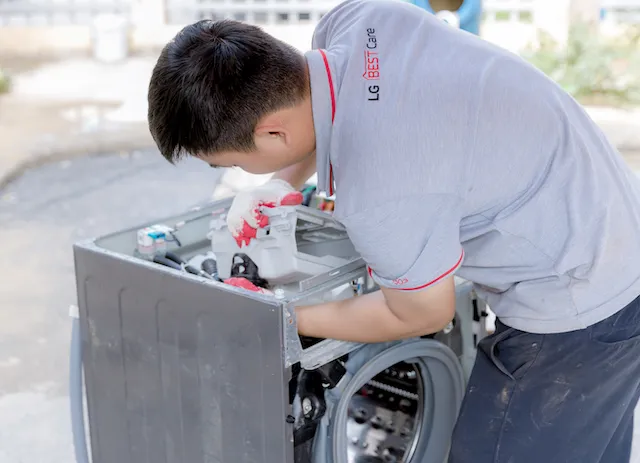 Kỹ thuật viên của LG kiểm tra và vệ sinh đối với các sản phẩm LG bị hư hại