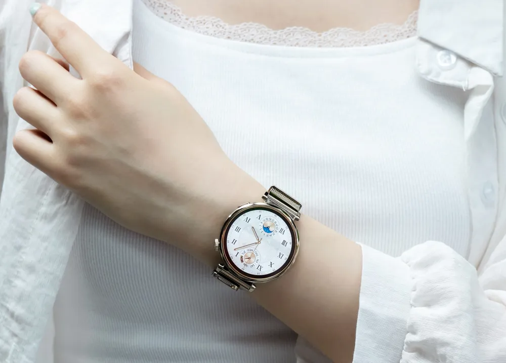 HUAWEI WATCH GT 5 phiên bản dây Milanese nhẹ nhàng, thanh thoát với dây kim loại màu Gold tinh tế.jpg