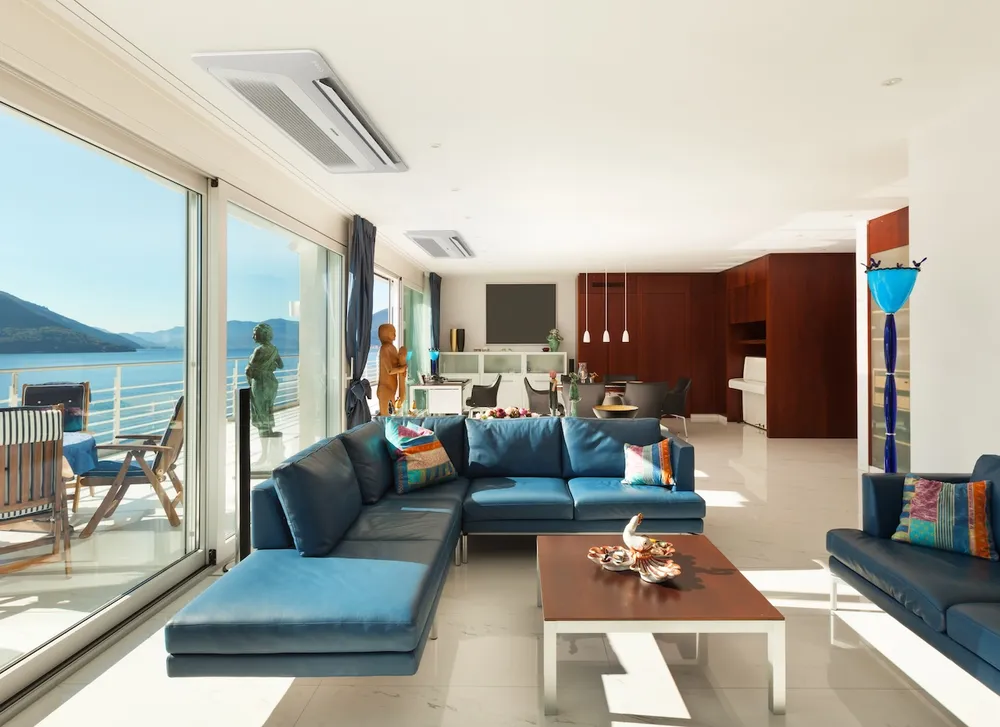 Điều hòa Cassette 1 hướng có thiết kế tinh gọn, dễ dàng lắp đặt...