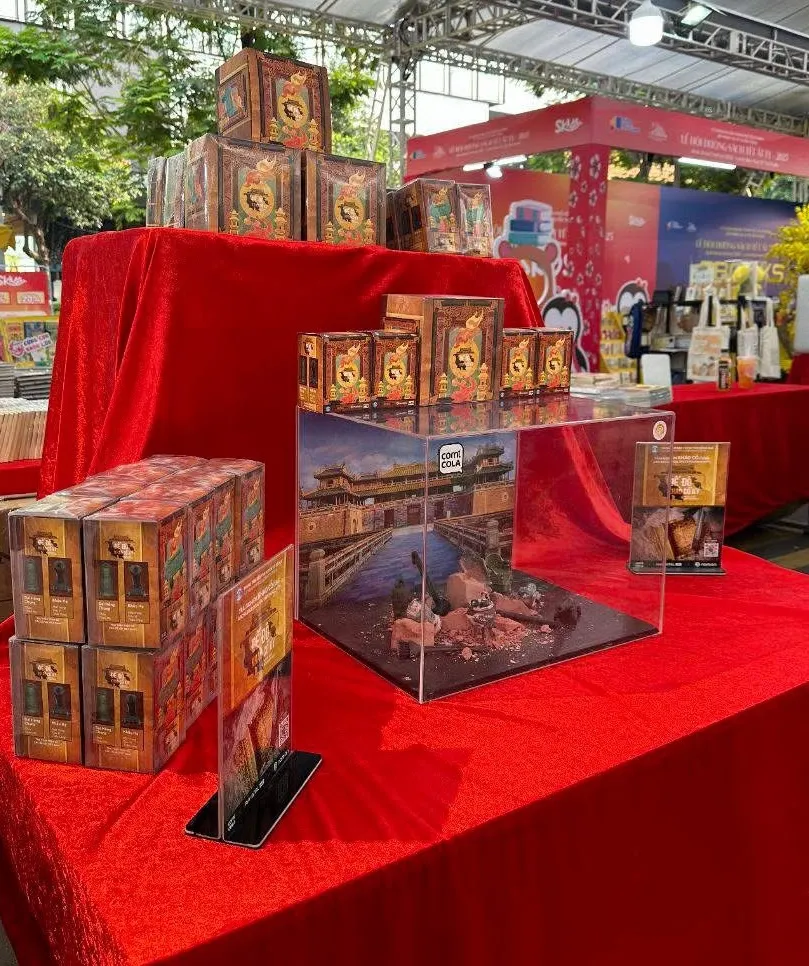 Hộp mù Đế Đô Khảo Cổ Ký được giới thiệu tại đường sách ở TPHCM IMG_0011.JPG