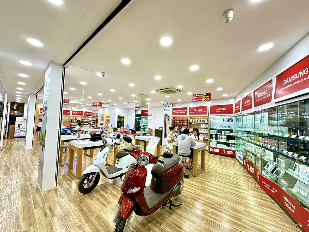 Mô hình trung tâm mua sắm công nghệ với nhiều sản phẩm công nghệ.