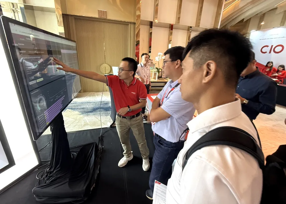 Kỹ sư của Công ty TNHH MTV An ninh mạng Viettel giới thiệu hệ thống an toàn thông tin với khách dự sự kiện