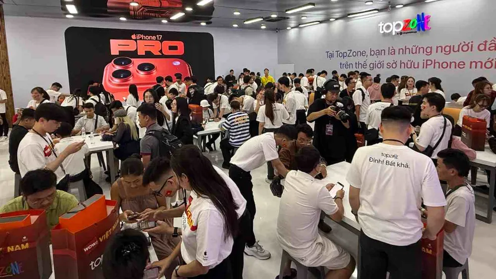 TopZone mang đến không khí sôi động khi mở bán iPhone mới tại Phố đi bộ Nguyễn Huệ