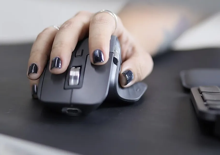 MX Master 4 với thiết kế cùng các tính năng độc đáo, có giá bán gần 3,4 triệu đồng