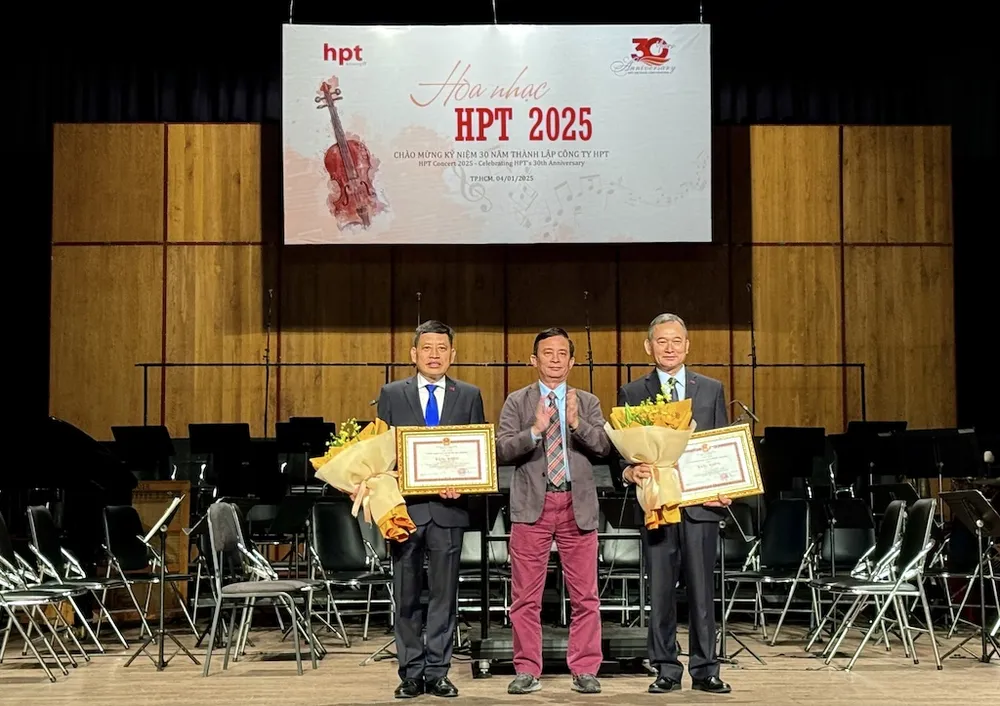 Lãnh đạo HPT nhận bằng khen từ Ban quản lý Khu công nghệ cao TPHCM IMG_8177.jpg