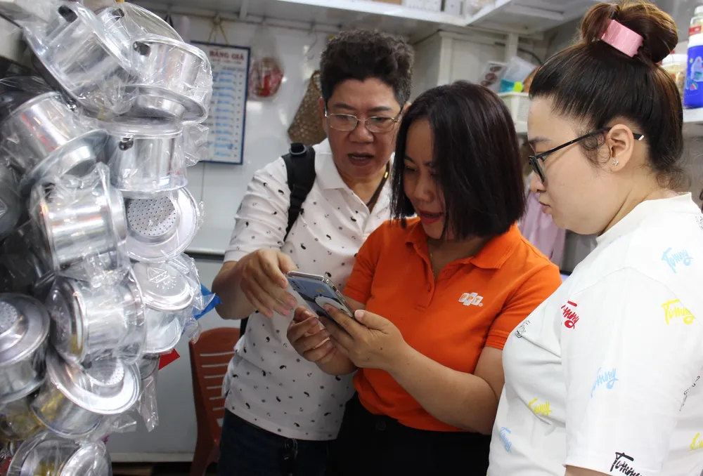 Đội ngũ BizNext thuộc FPT đã trực tiếp có mặt tại các chợ ở TPHCM để hỗ trợ tiểu thương cài đặt ứng dụng.