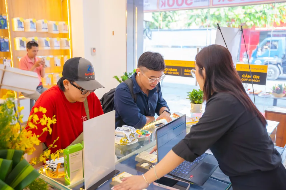 khách hàng quan tâm các sản phẩm công nghệ dịp sale đôi.jpg