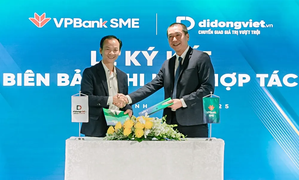 Đại diện Di Động Việt ký kết hợp tác cùng VPBank.