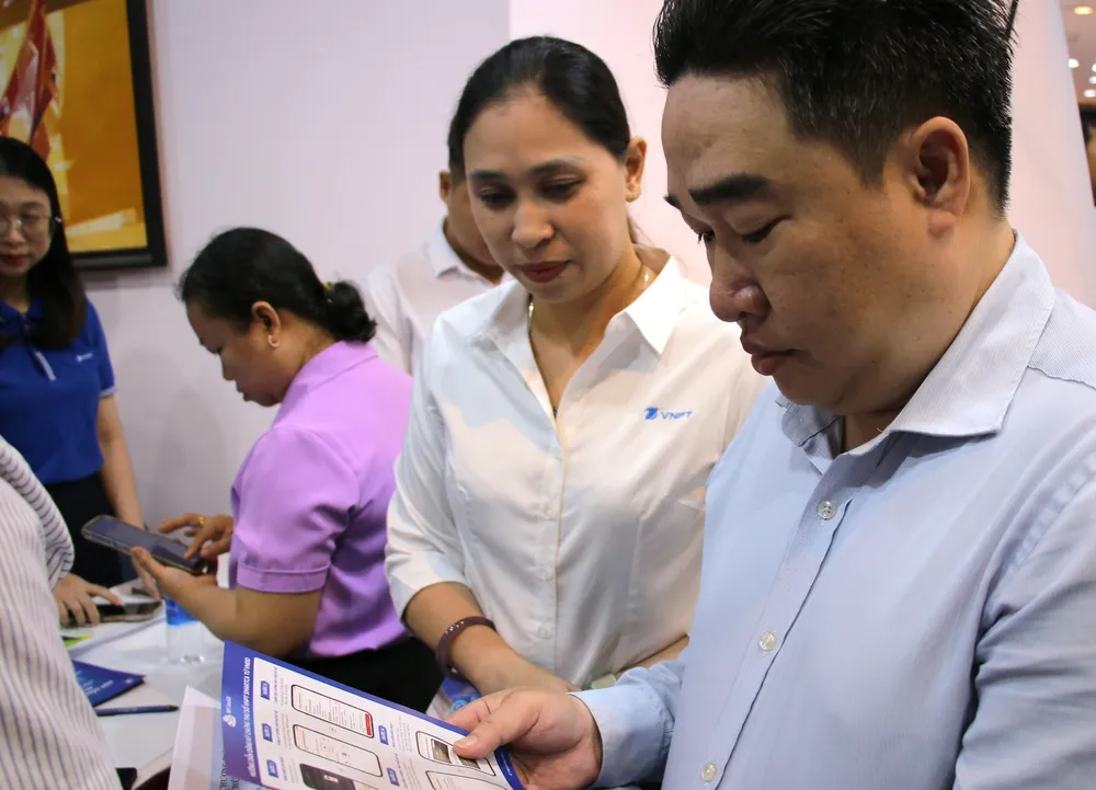 Nhân viên VNPT hỗ trợ các đại biểu cài đặt và sử dụng chữ ký số VNPT SmartCA